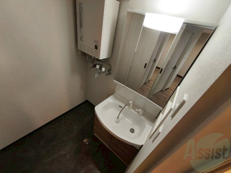 洗面設備　独立洗面台です。大きくてよいですね。シャンプーもできます！