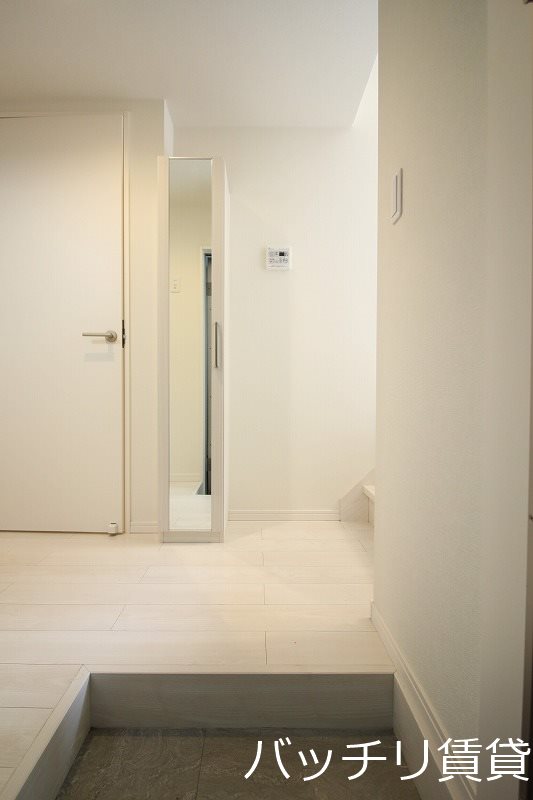玄関　画像は別号室タイプの為、現状を優先致します。
