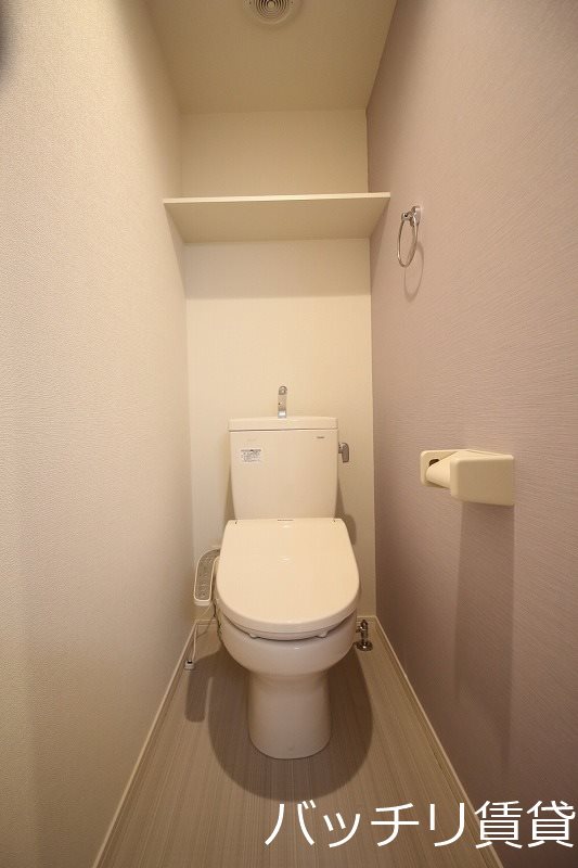 トイレ　画像は別号室タイプの為、現状を優先致します。