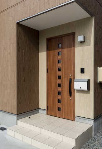 玄関　写真はイメージです。 色仕様は現状優先となります。