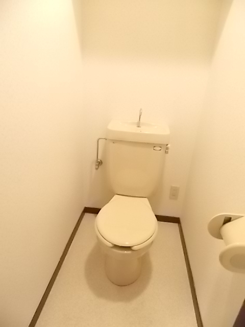 トイレ　落ち着いた色調のトイレです