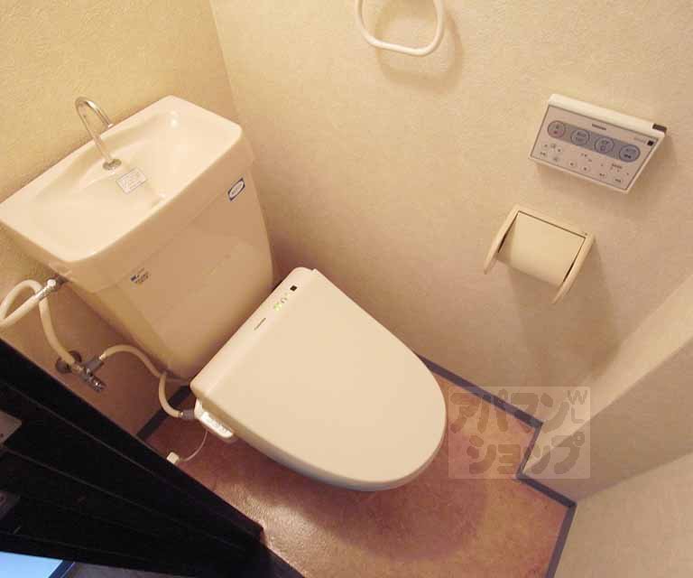 トイレ　ウォシュレット付き。