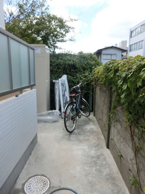 駐車場　自転車は譲り合ってお停めください