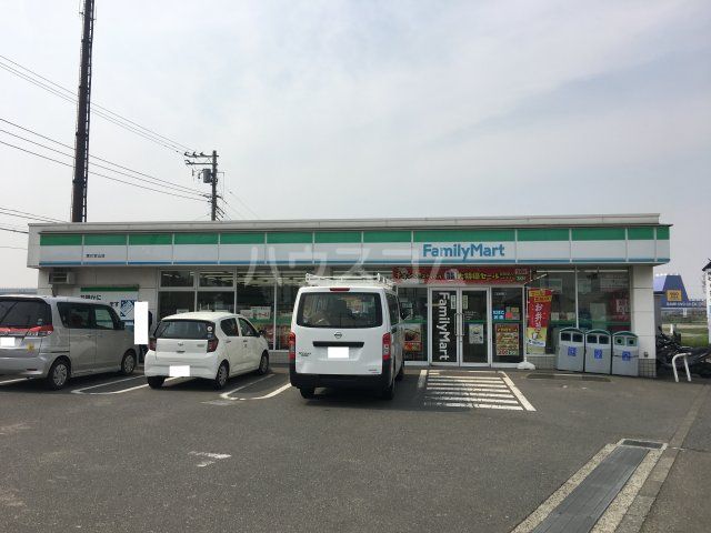 コンビニ　ファミリーマート寒川宮山店（コンビニ）まで701m