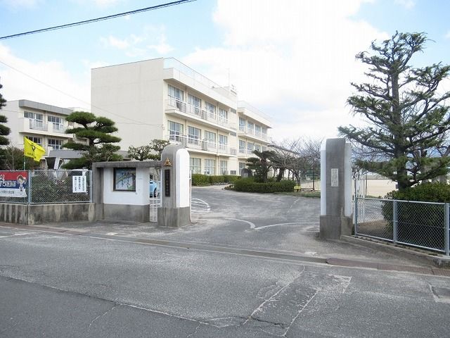 小学校　防府市立新田小学校（小学校）まで240m