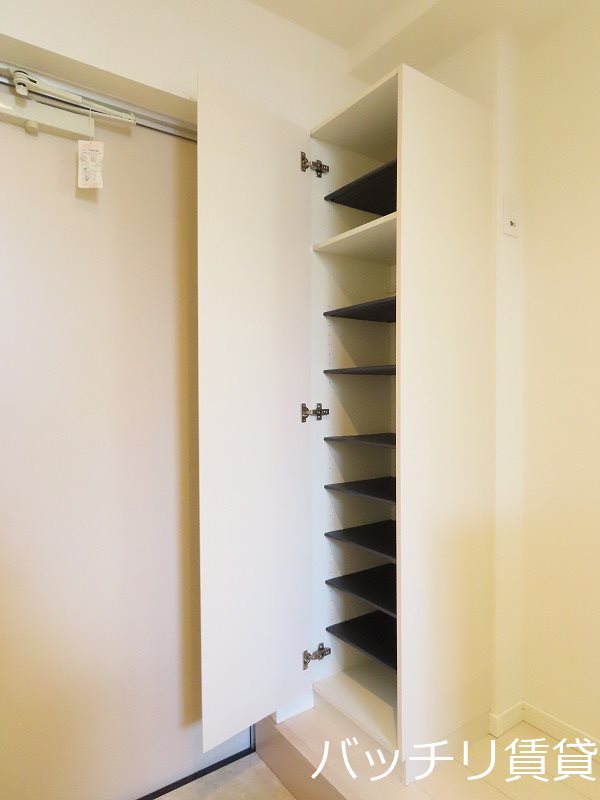 玄関　別号室タイプの為、現状を優先致します。