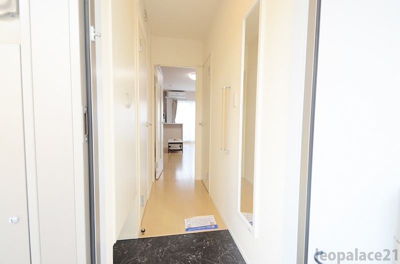 玄関　設備・仕様は号室により異なる為、現況を優先致します。