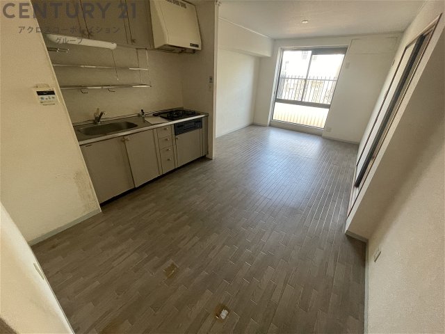 居室・リビング　床色が落ち着いた色合いで、とてもきれいです。