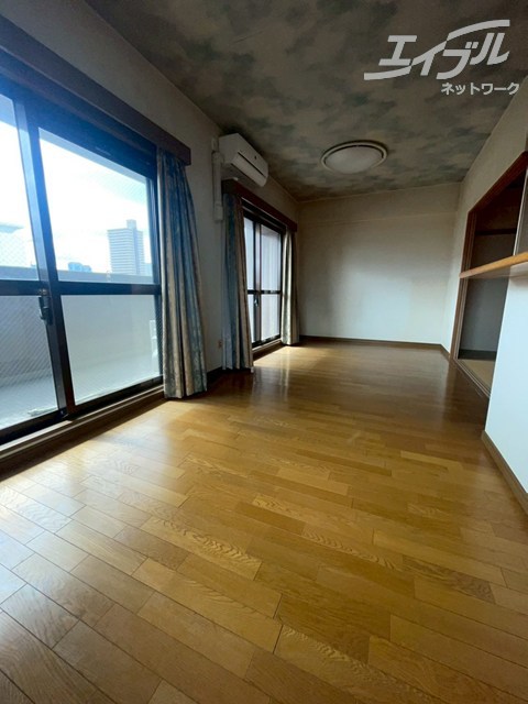 居室・リビング　クロス、床張り替えます！