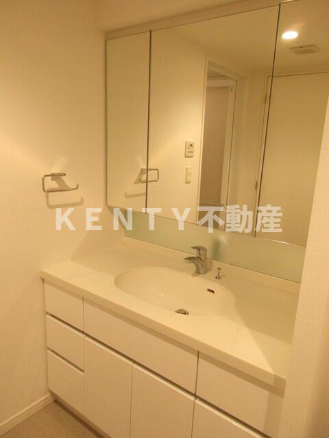 洗面設備　スペースが確保できる洗面所です