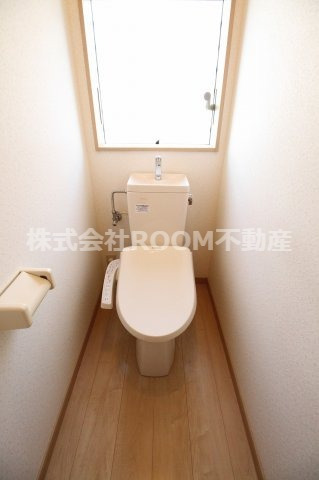 トイレ　落ち着いた色調のトイレです