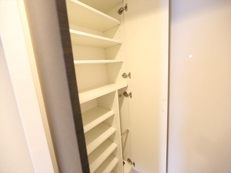 玄関　玄関　シューズボックス付（収納充実してます）