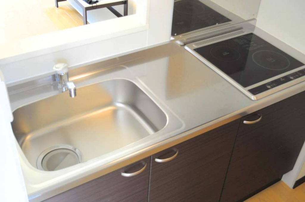 キッチン　キッチンも十分な広さがありコンロもIHで使いやすいですよ！