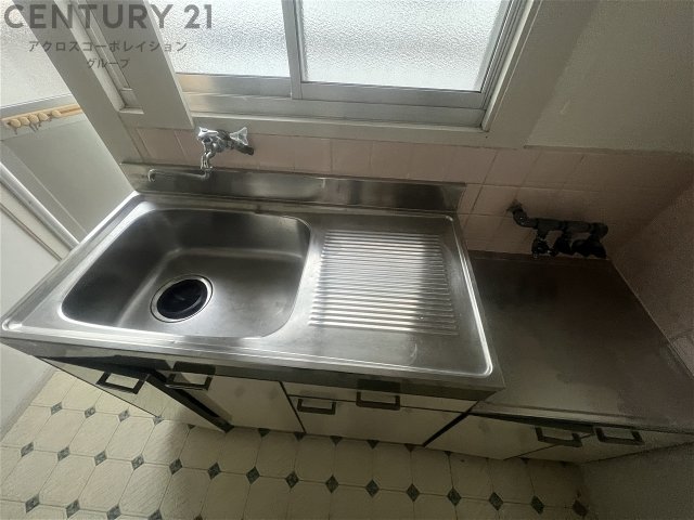 キッチン　窓付きのキッチンで換気がしやすくておすすめ！