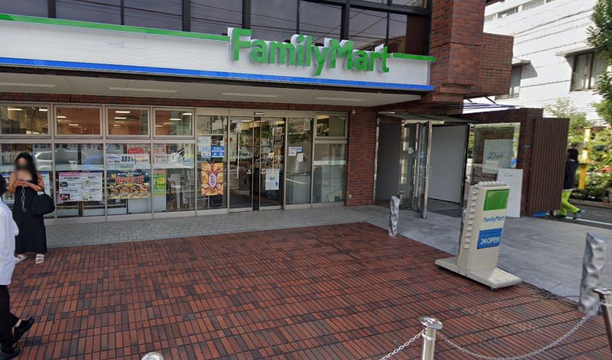 コンビニ　ファミリーマート南青山３（コンビニ）まで378m