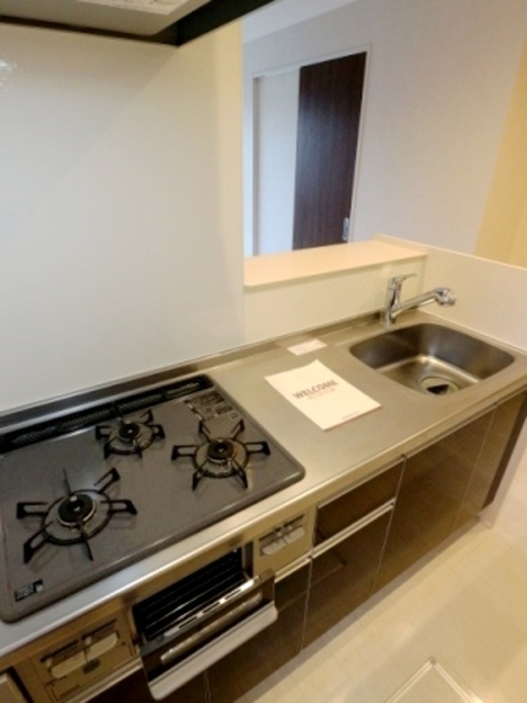 キッチン　ガスコンロ３口グリル付