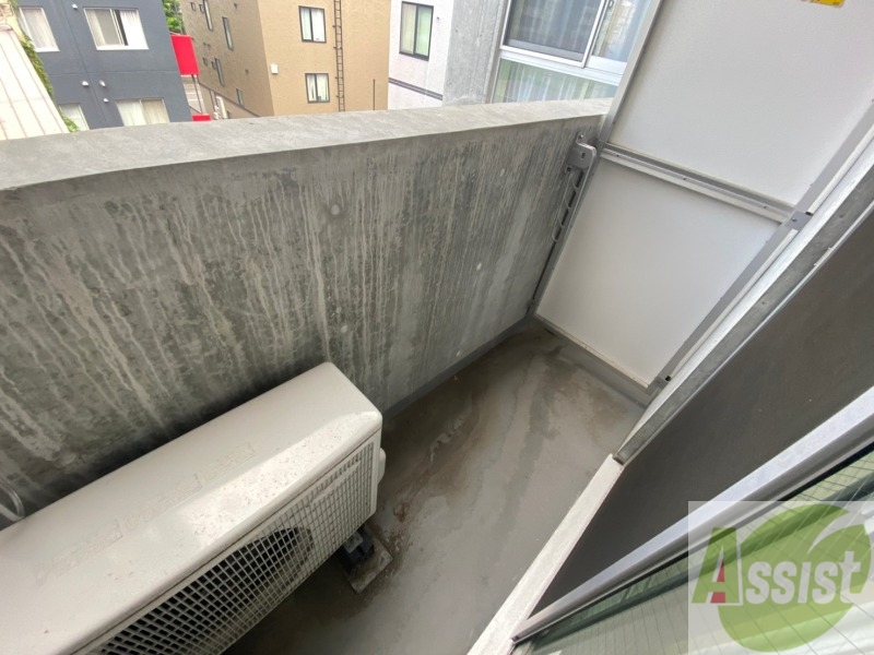 バルコニー　バルコニー。洗濯物がはかどりそうな広さがありますよ