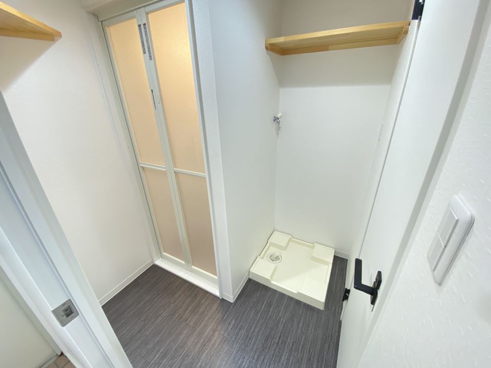 その他設備　意外と無いと困る脱衣所。上部に棚あります