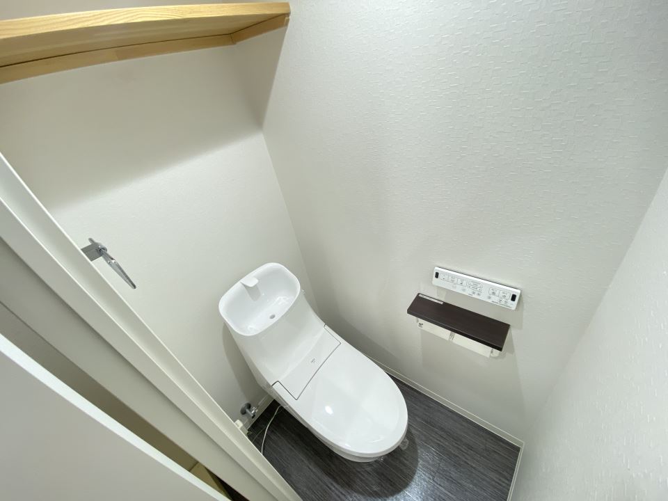 トイレ　嬉しい温水洗浄便座。ロールは２個設置可能