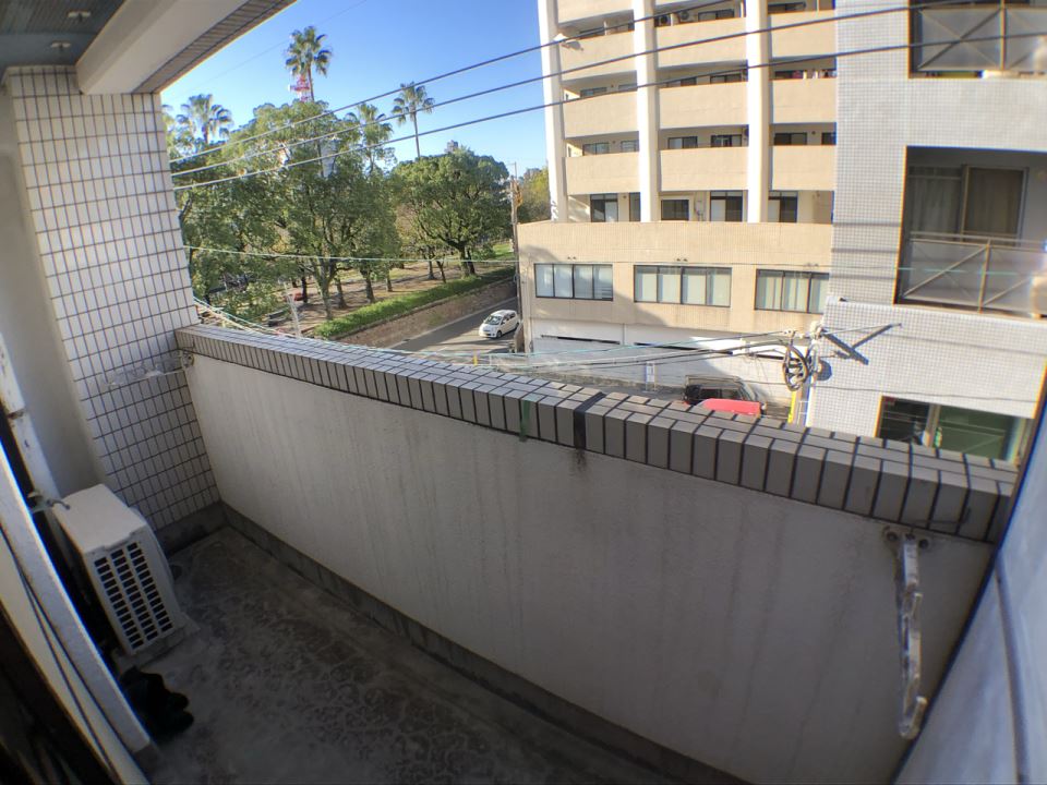 バルコニー　甲突川沿いなので、強ち悪くない眺めかも？