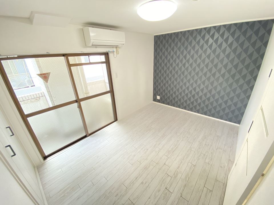 居室・リビング　白基調のお部屋に映えるアクセントクロス☆