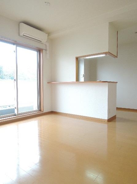 居室・リビング　落ち着いた色合いの床材を使用した居住空間