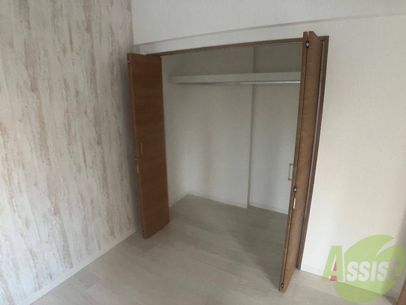 収納　こちらの収納にはハンガーをかけて服もしまえますね。