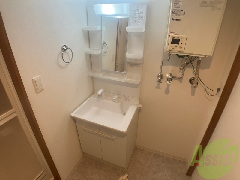 洗面設備　独立洗面台です。大きくてよいですね。シャンプーもできます！