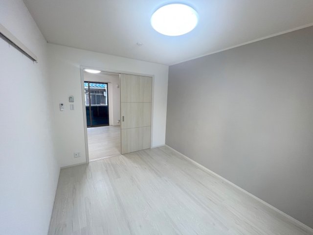 その他部屋・スペース　ゆとりのあるベッドルームで快適な睡眠をとってくださいね。