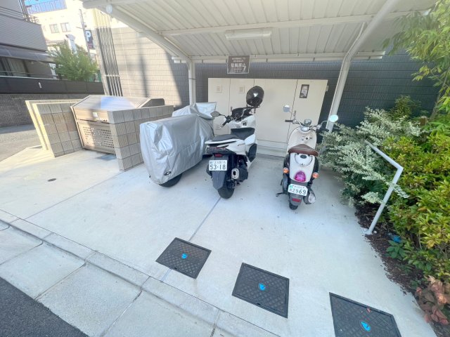駐車場　敷地内には入居者専用の駐輪スペースもあります。