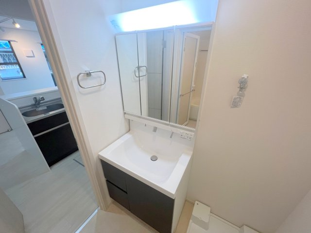 洗面設備　身支度が出来る独立洗面台です。