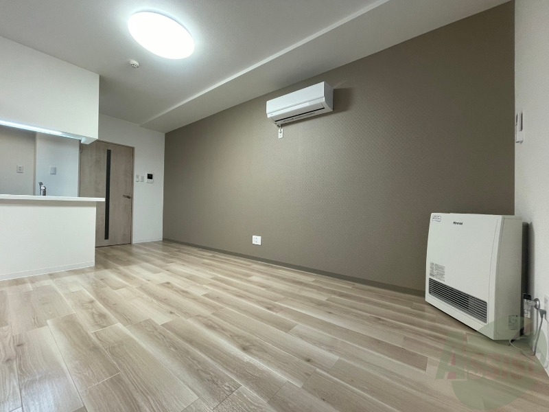 居室・リビング　木目のフローリングは落ち着きのある印象のお部屋になりますね。