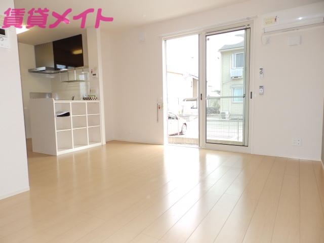 居室・リビング　反転タイプ参考写真