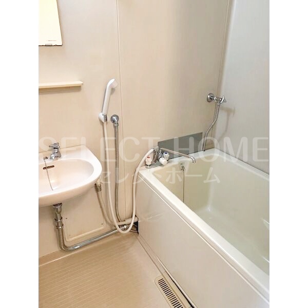 バス・シャワールーム　コンパクトで使いやすいお風呂です