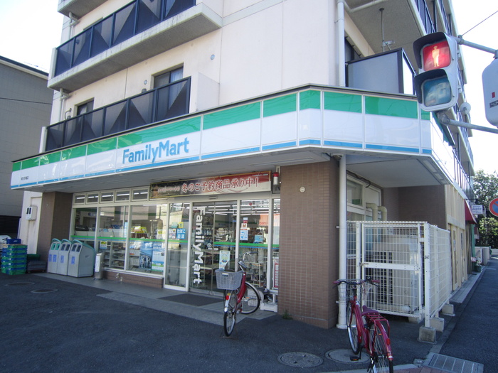 コンビニ　ファミリーマート（コンビニ）まで54m