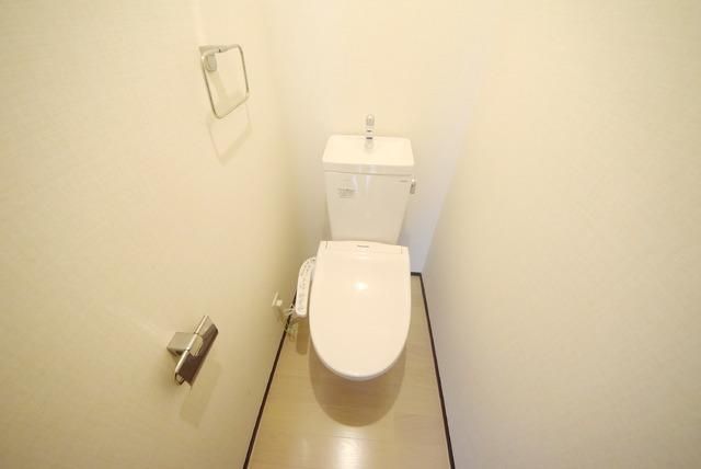 トイレ　白を基調とした清潔感のあるトイレです