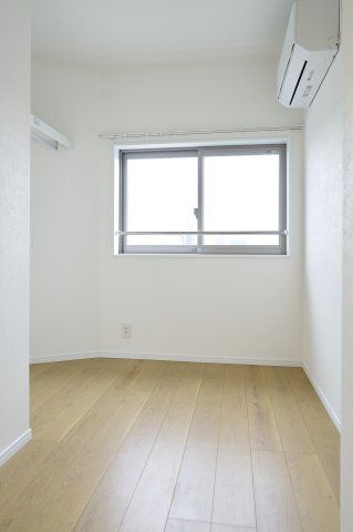 その他部屋・スペース　落ち着いた色調の寝室です