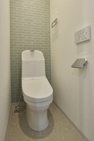 トイレ　落ち着いた色調のトイレです