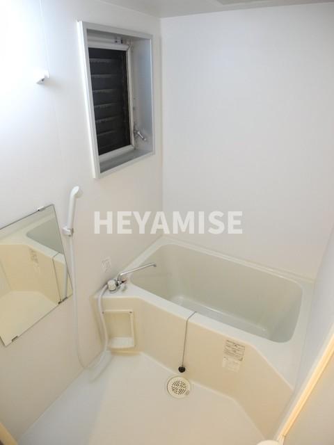 バス・シャワールーム　同物件の反転タイプ写真です。