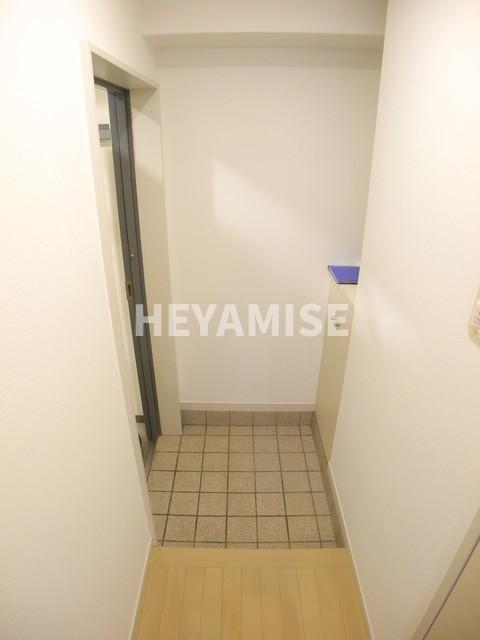 玄関　同物件の反転タイプ写真です。