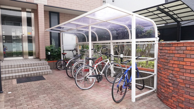 その他共有部分　雨の日でも安心して止められる屋根付の駐輪場です☆