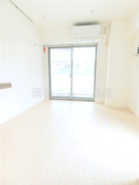 居室・リビング　角部屋2面採光の洋室6.7帖