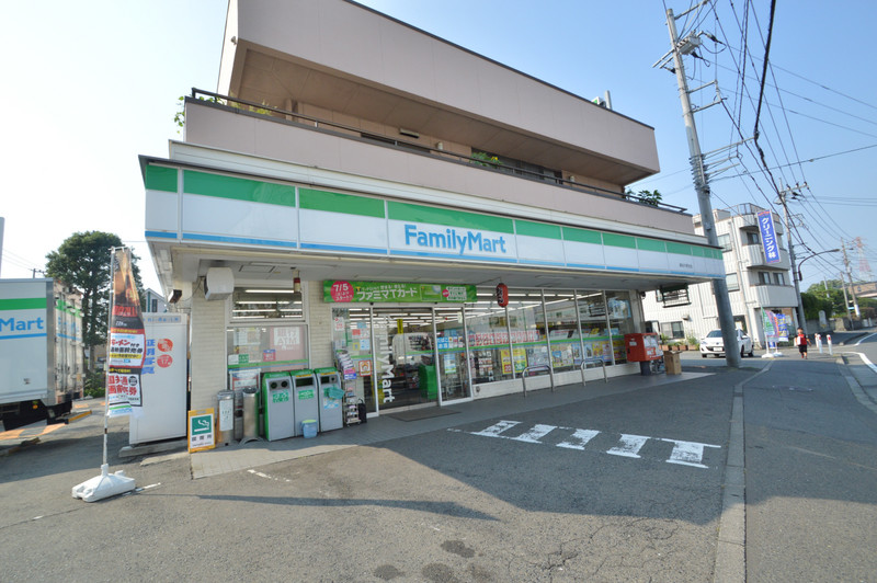 コンビニ　ファミリーマート　徒歩12分（コンビニ）まで900m