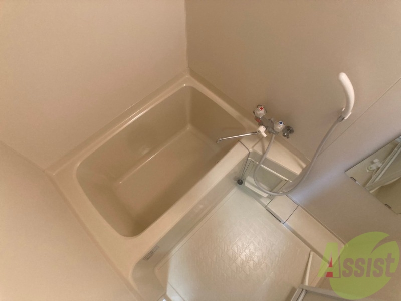 バス・シャワールーム　こちらはお風呂。一日の疲れをここで癒してください。