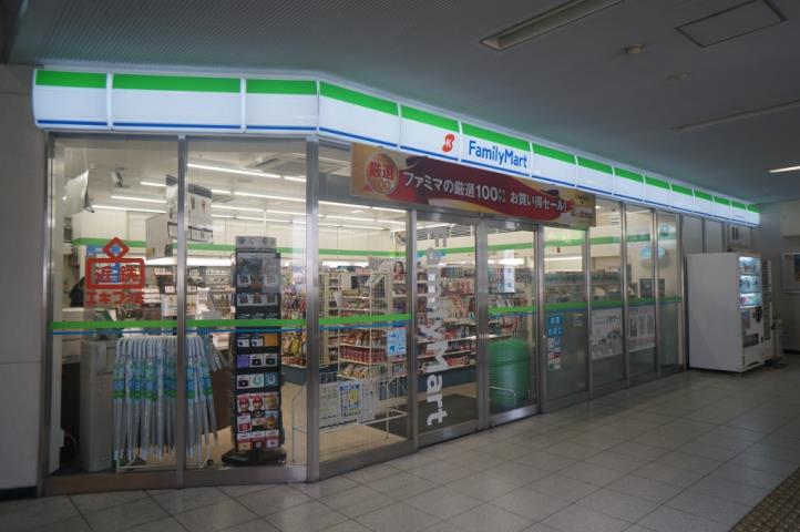 コンビニ　ファミリーマート　近鉄五位堂駅改札外橋上店（コンビニ）まで229m