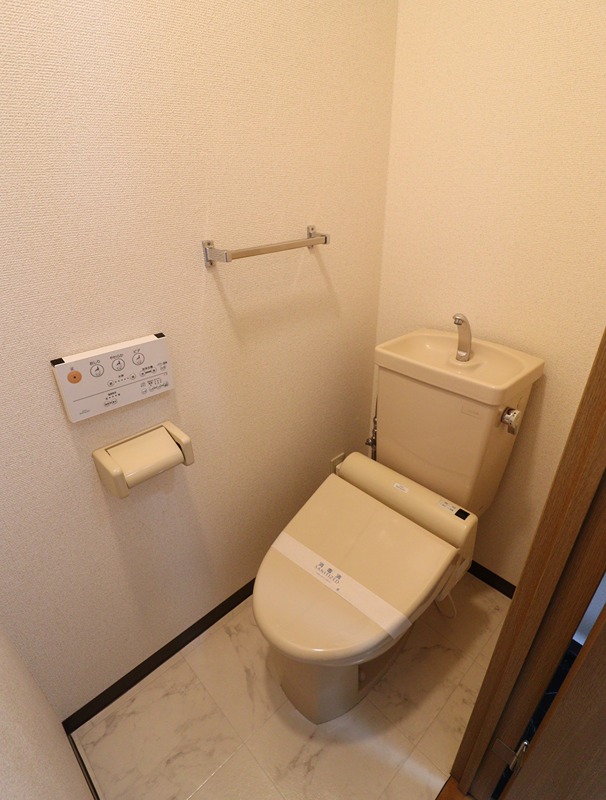 トイレ　温水洗浄便座