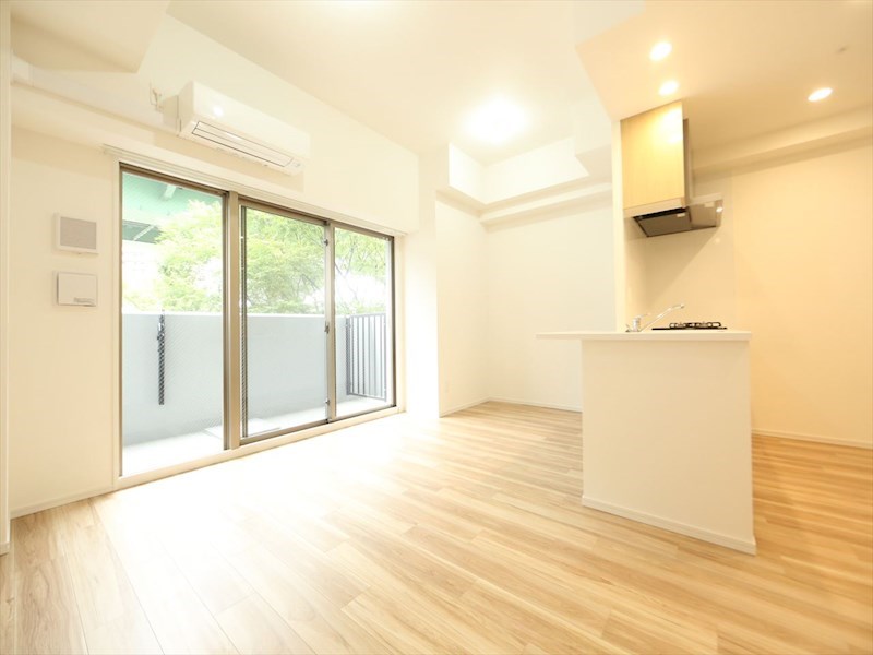 居室・リビング　ＬＤＫ13.1帖　カウンターキッチン　バルコニー