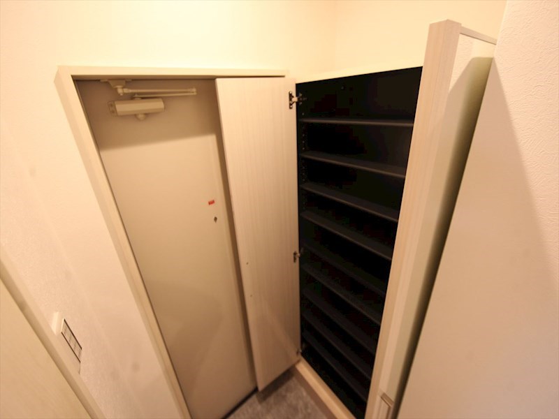 玄関　玄関　シューズボックス付（収納充実してます）　イメージ写真