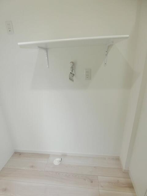 その他　洗濯機置き場は便利な棚付き！