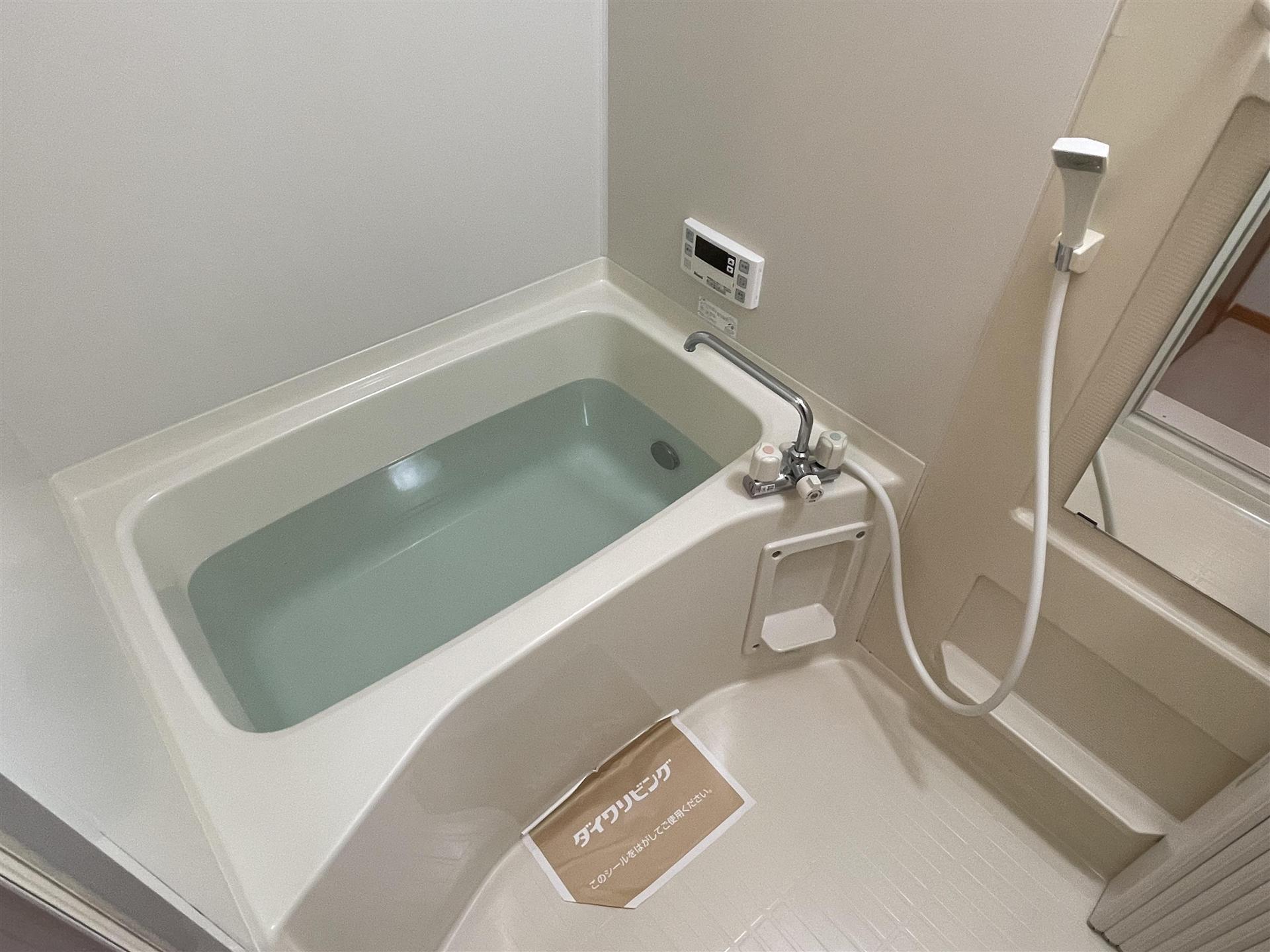 バス・シャワールーム　追い焚き付きの広々としたお風呂場です